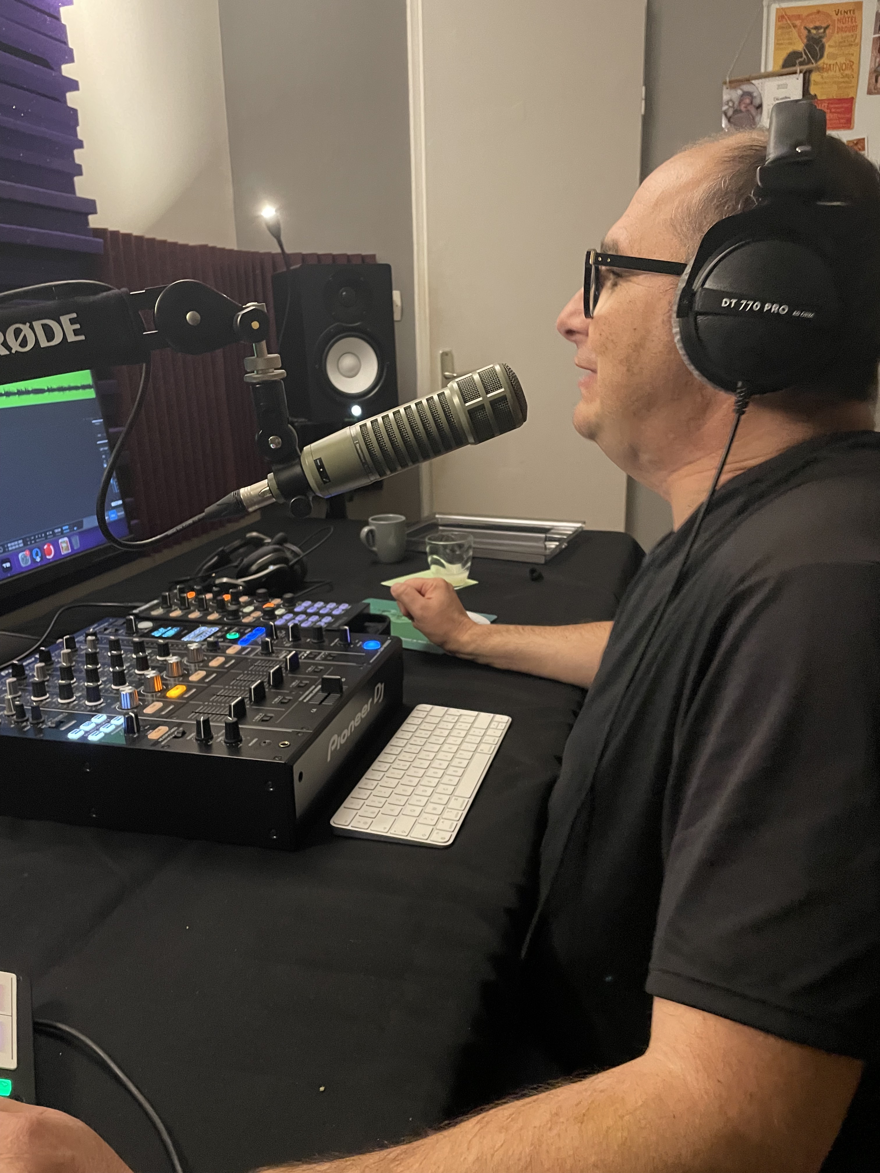 Au micro – enregistrement et production de contenus audio.
