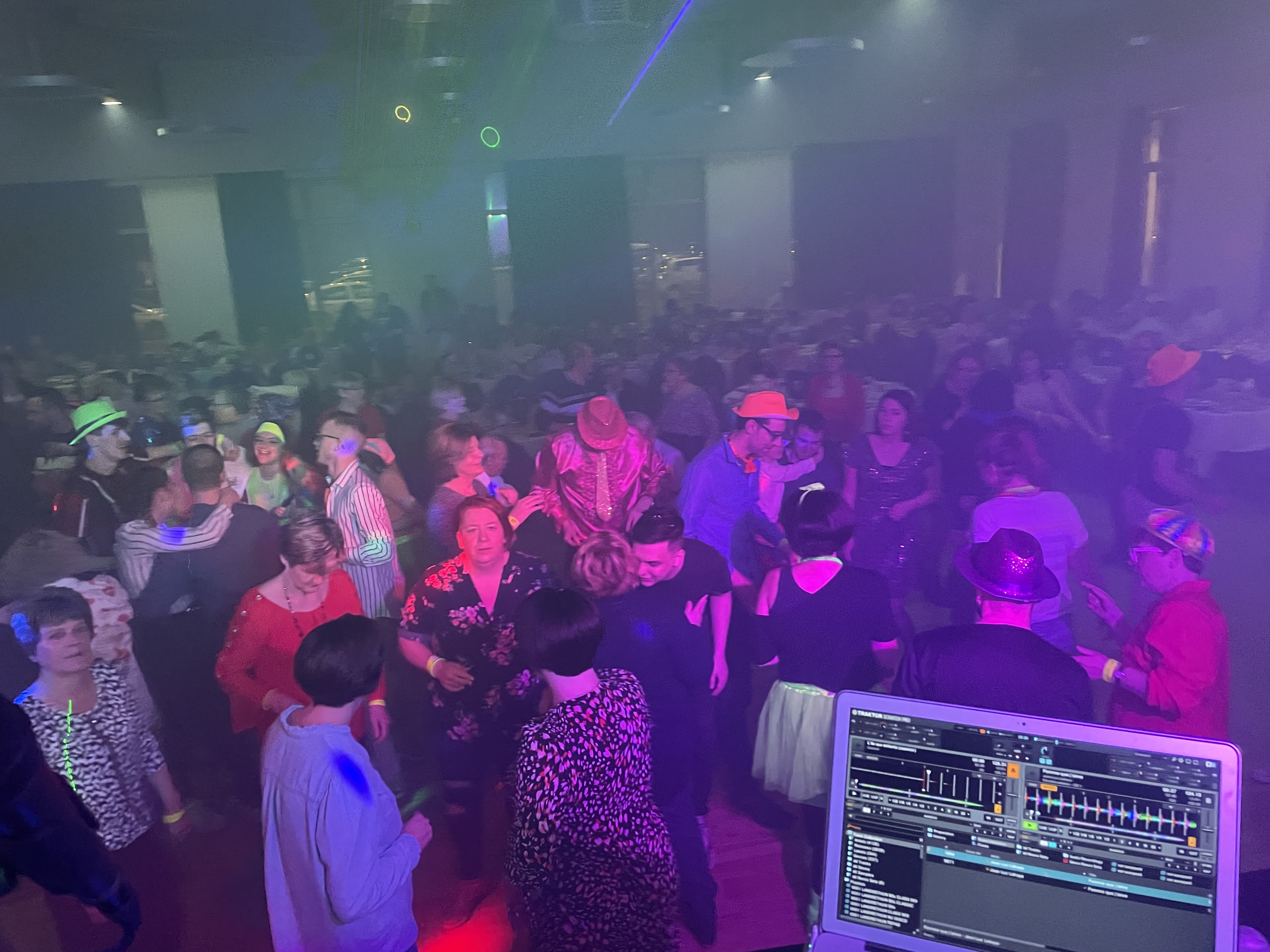 Aux platines, avec une seule envie : faire danser le public.